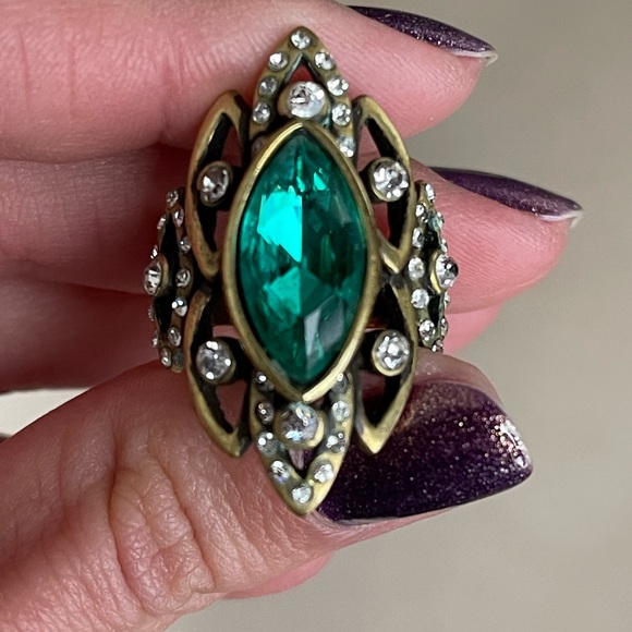 Jewelry - Fashion Ring GOTH MEDIEVAL Green Sparkly Bling!